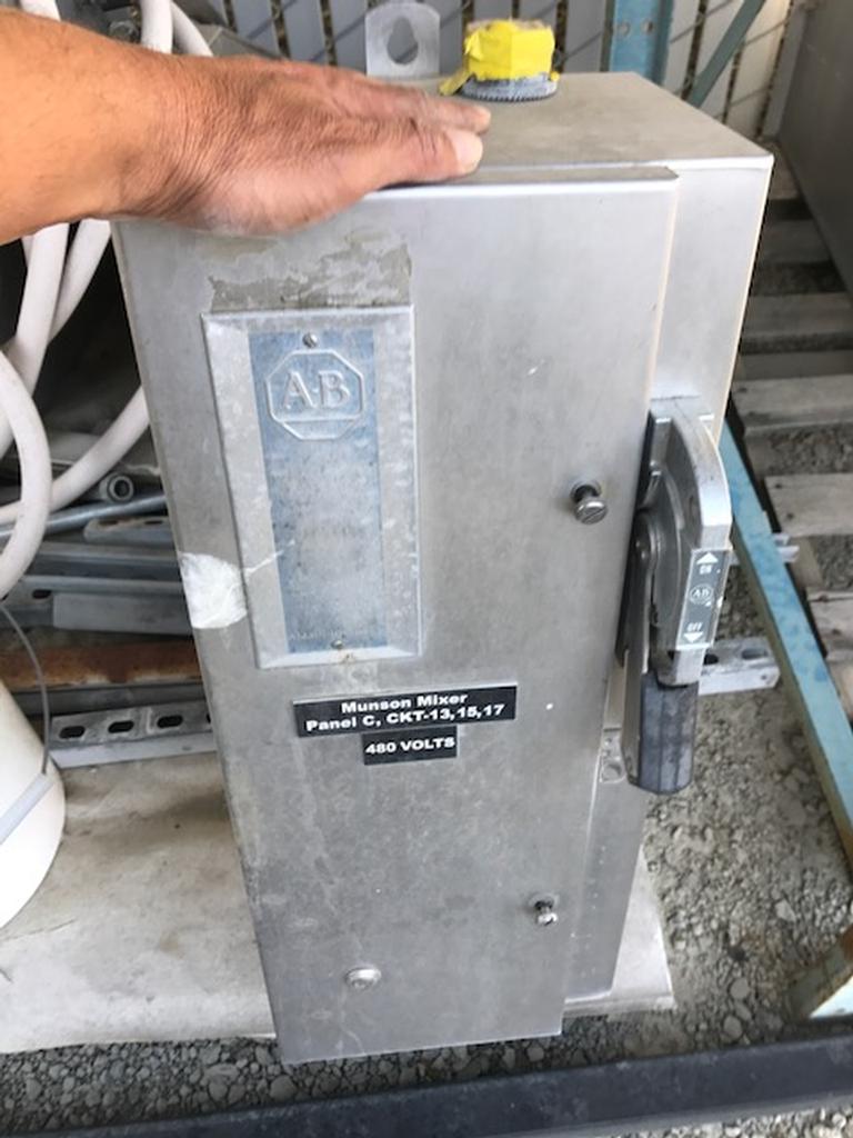 202.055140.Allan Bradley Electrical water proof breaker box.JPG